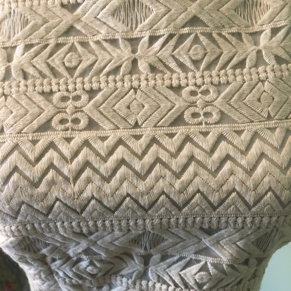 Cream geometric lace dress. - Picture 3 of 4